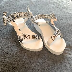 SUMMER - WHITE PAISLEY SANDALS With bandanna print
